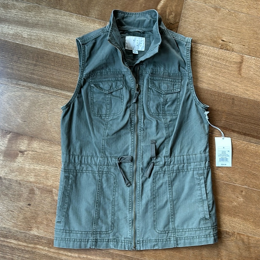 💯 % olive cotton, jean like fabric vest, size small